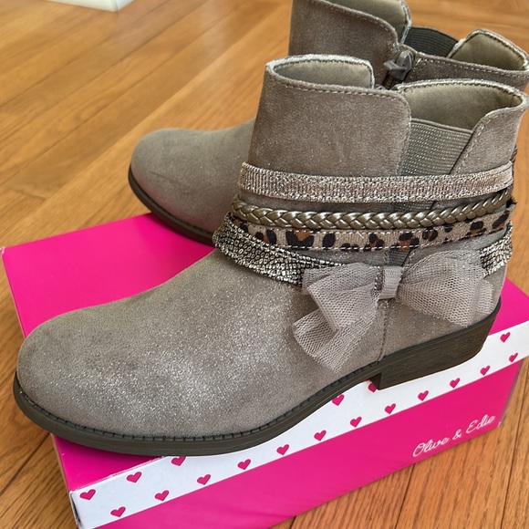 NIB Olive & Edie Strappie Ankle Boots - Picture 2 of 5